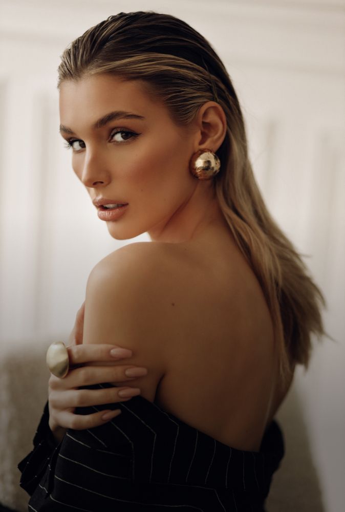 Houston Plastic Surgery model with brown hair