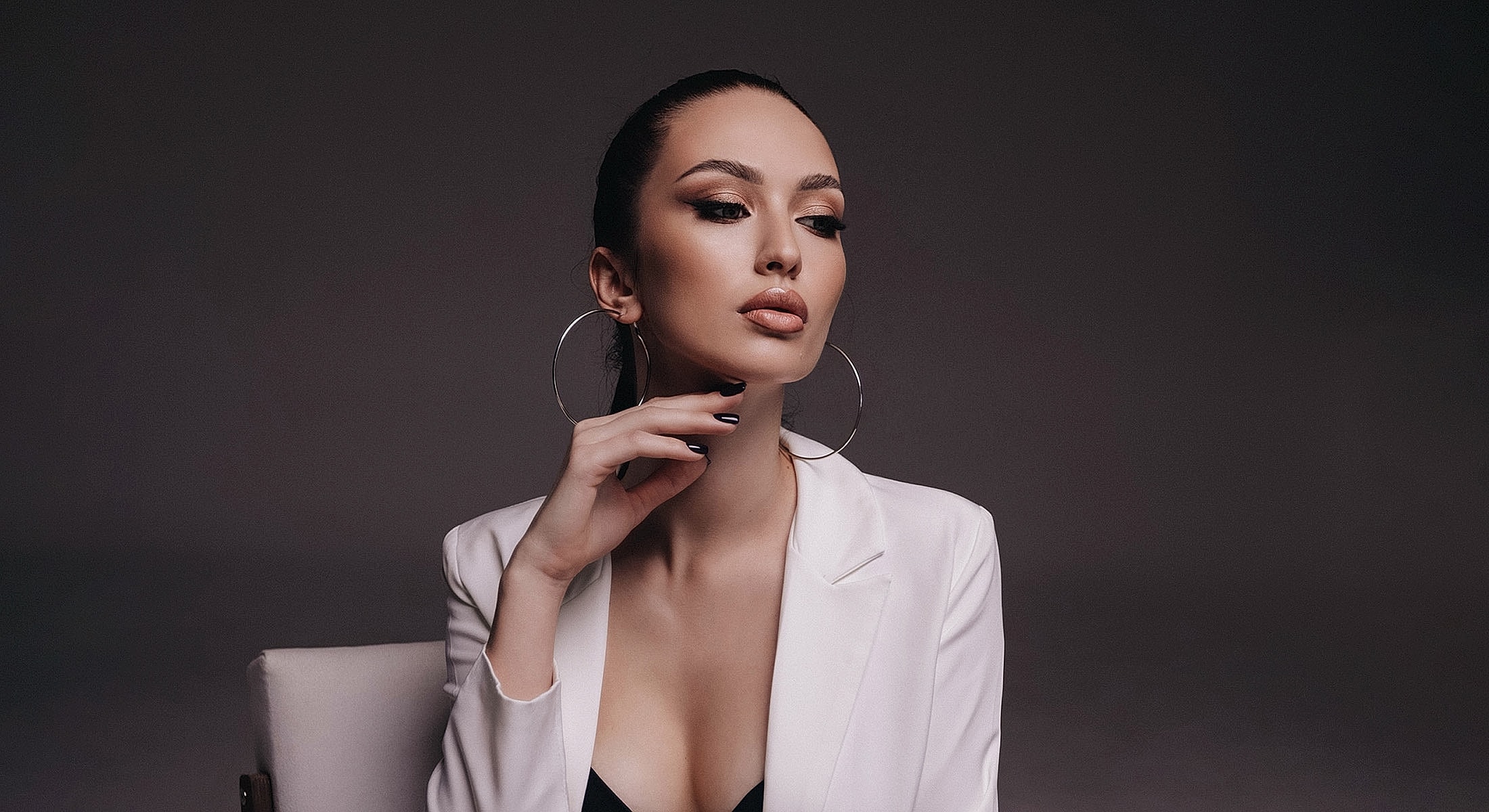 Houston Lip Fillers model wearing a hat